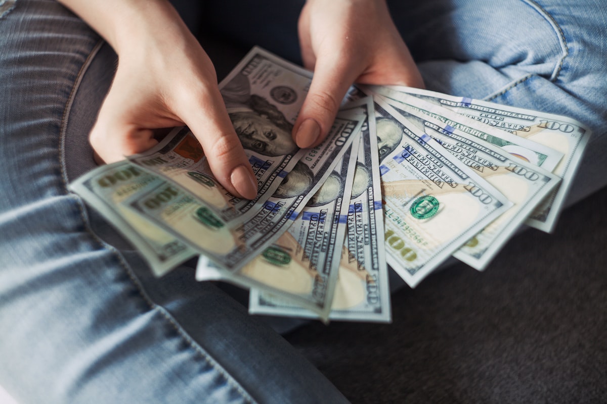 10 Practical Tips to Curb Spending Habits and Start Saving Today